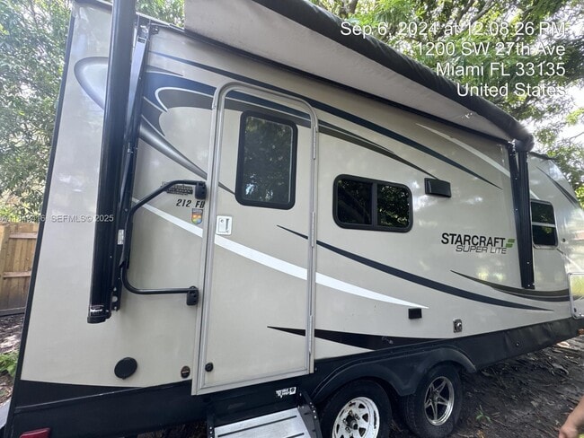 Building Photo - 2723 SW 13th St