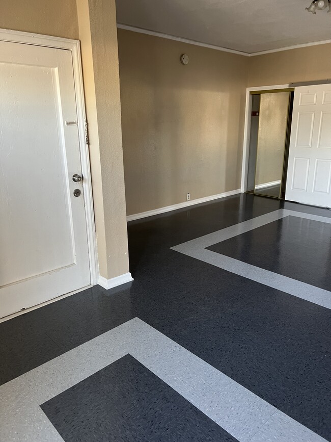 Photo - 718 W 55th St Apartments Unit 718
