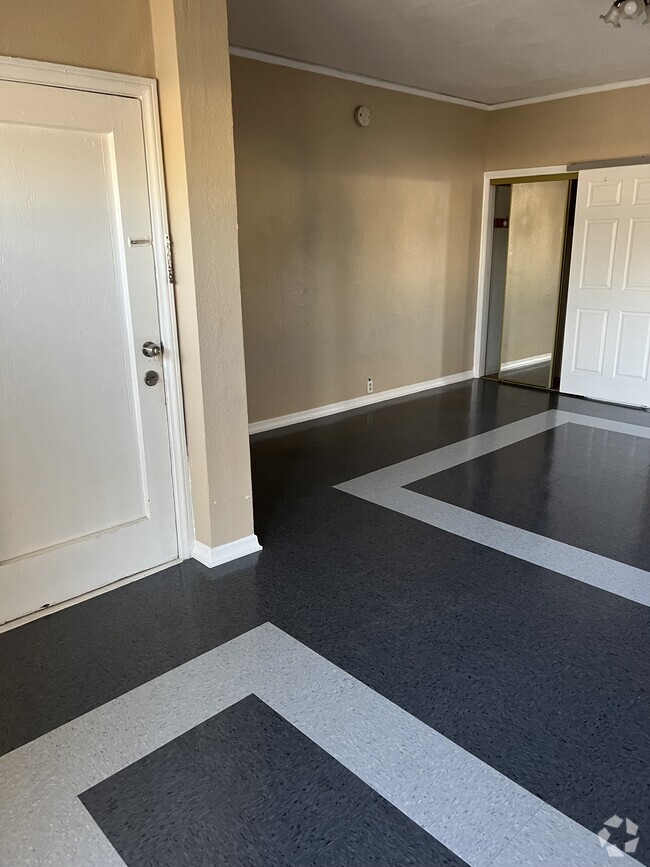 Building Photo - 718 W 55th St Unit 718 Rental