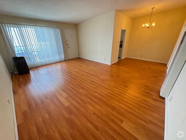 Building Photo - 521 S Manhattan Pl Unit 10 Rental