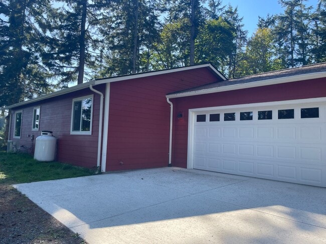 Building Photo - Newer Double Bluff Home In The Woods!