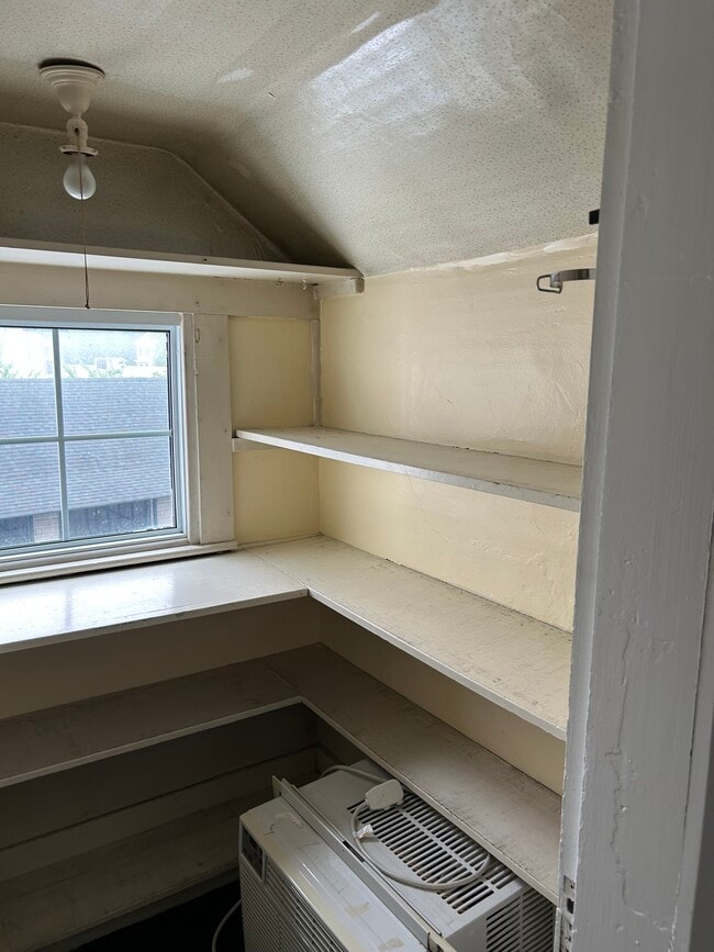 Master BR - 50 Washington St Unit North Apartment