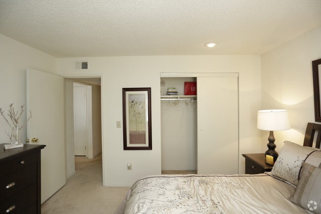 Photo - Bristol Pointe Apartments