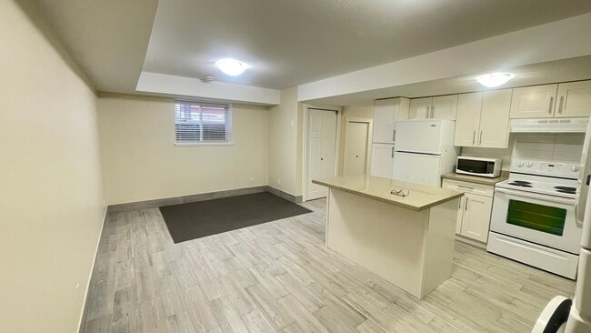 Photo - 7324 191B St