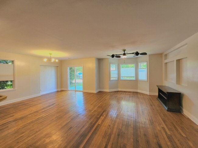 Photo - Completely Remodeled Navy Point 3 Bedroom, 2 Bath Cottage! Close to the Water!!