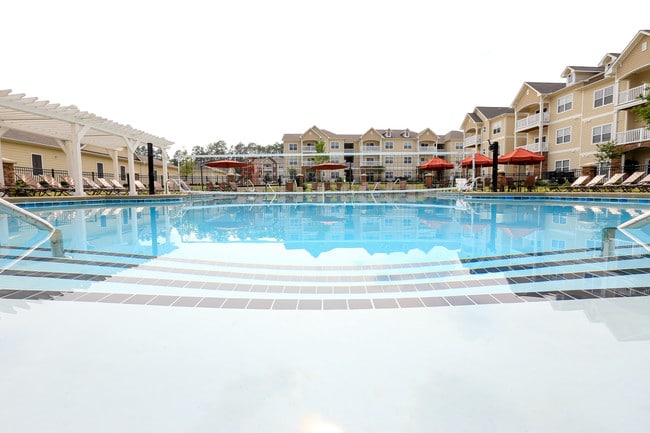 Nuestra piscina está abierta todo el año para tu comodidad. - Tyler's Ridge at Sand Hills