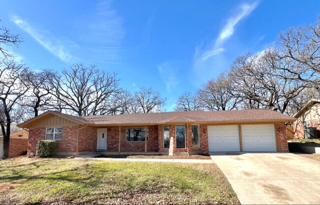 Building Photo - 817 Wade Dr