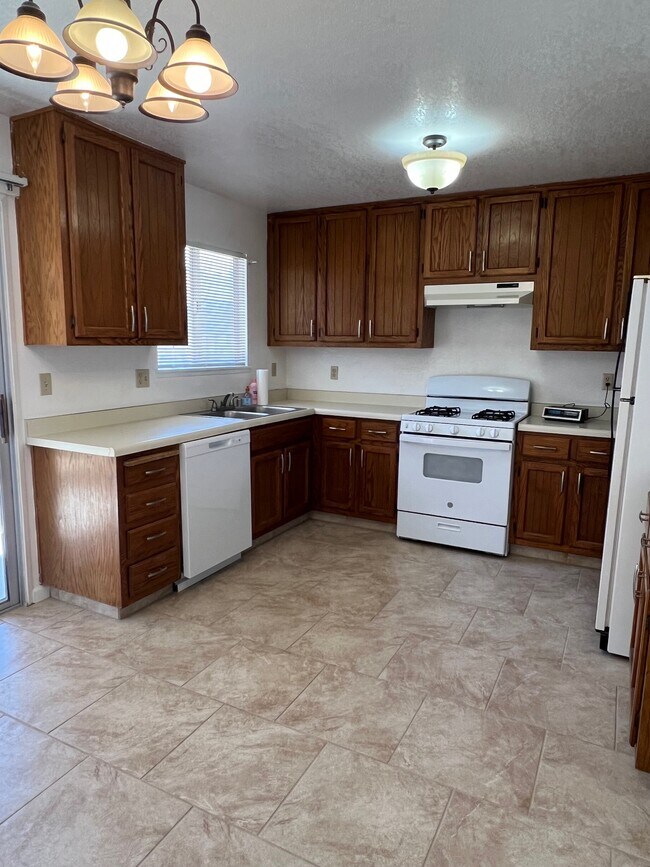 Photo - 740 N Sanders St Unidad A