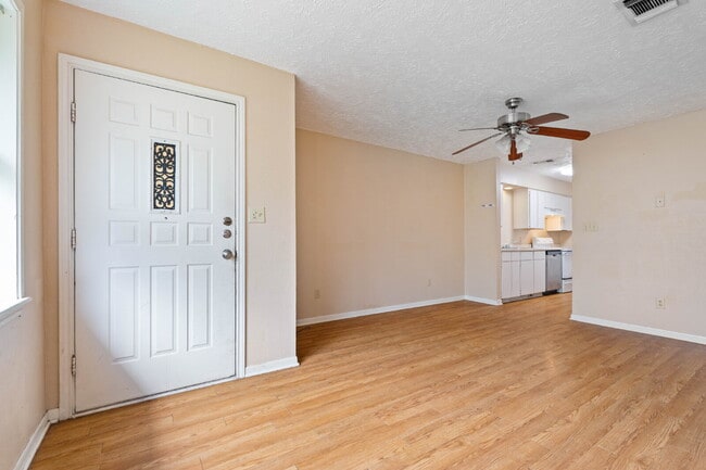 Photo - "Spacious 2-Bed, 2-Bath Oasis in the Heart... Unidad APT 7