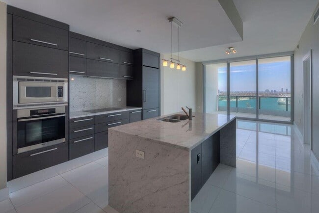 Building Photo - 900 Biscayne Blvd Unit 3803