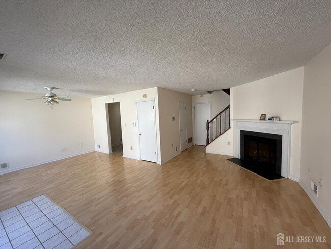 Photo - 207 Darwin Ln