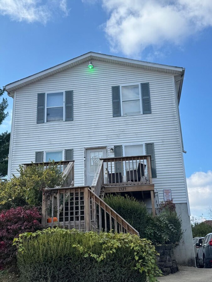 Photo - 1325 N Washington St Unit College Living