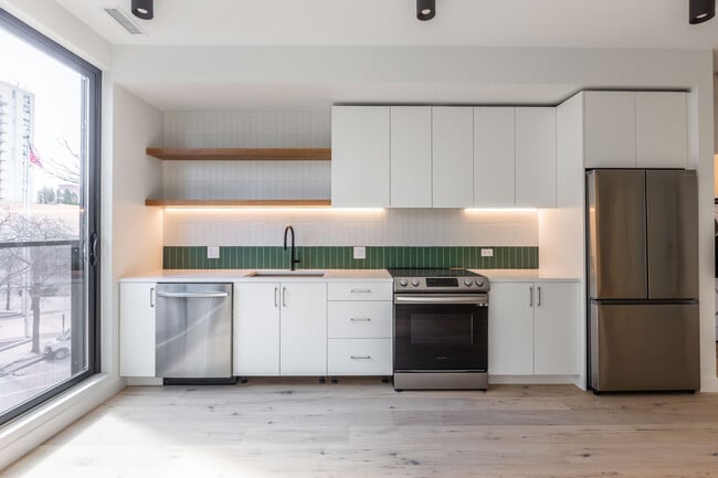 Building Photo - 1712 Oak Ave Unit 302