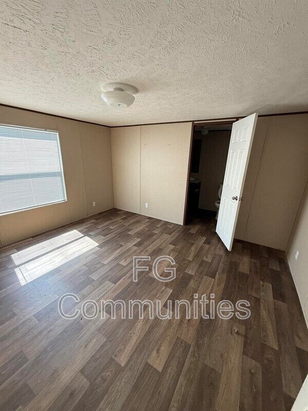 Photo - 3160 Dunn St
