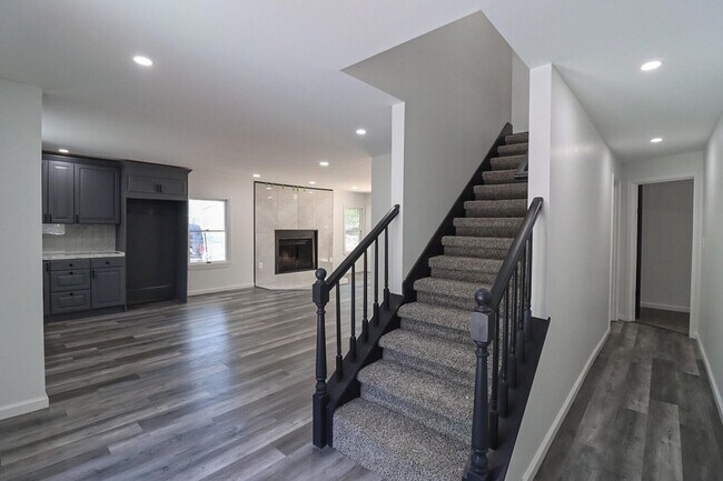 Photo - 1080 West Side Dr