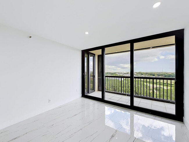Photo - 2480 Presidential Way Unidad 902