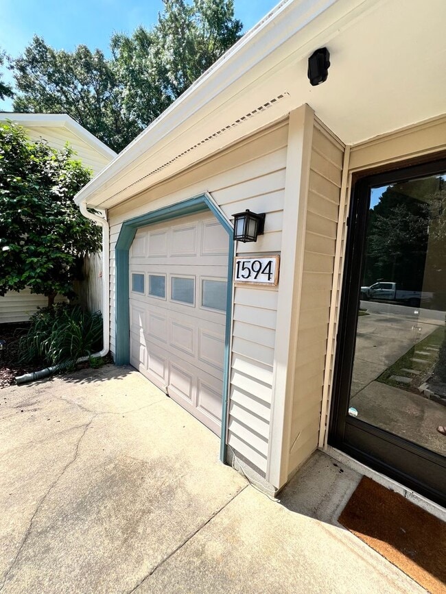 Photo - Updated brick ranch in Redwing