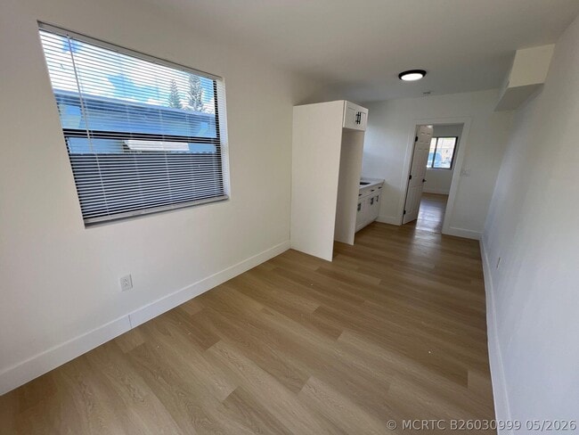 Building Photo - 1350 NE 162nd St Unit 2