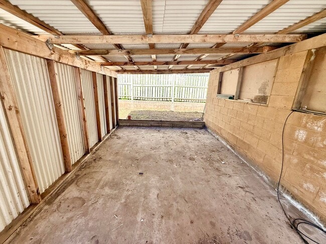 Photo - 4 Bedroom / 1 Bath House for Rent in Wailuku!