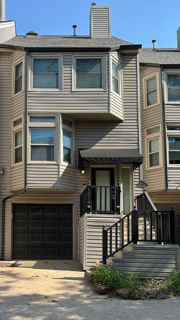 Building Photo - Beautiful 2+ Bedroom, 4 Level Townhome Wit...