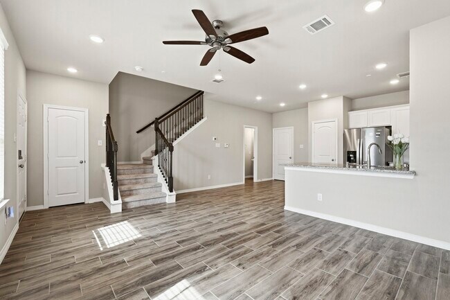 Photo - 8038 Scanlan Trce