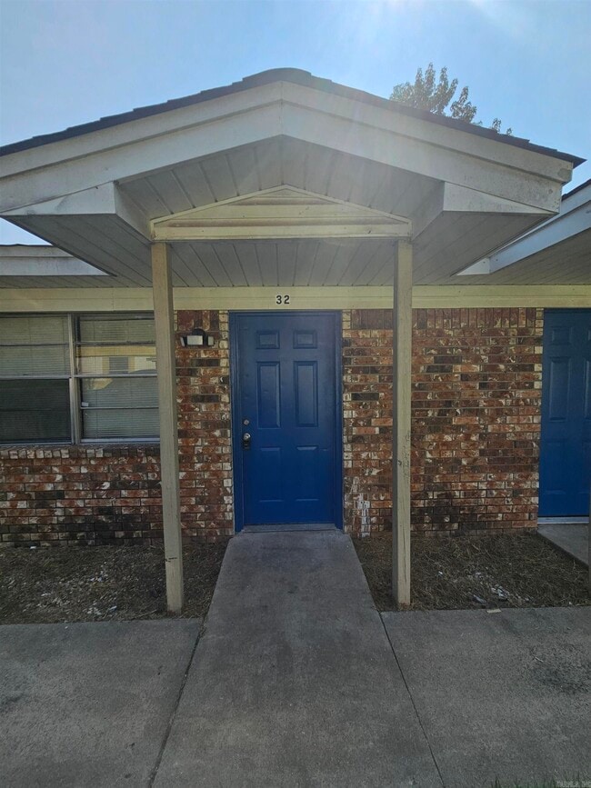 Building Photo - 1413 Plummer St Rental