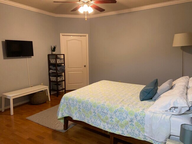 Smart TV in bedroom - 1711 Old Spanish Trl