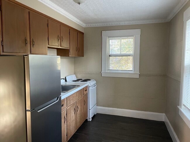 Building Photo - 39 Thorndike St Unit 4