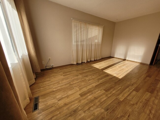 Photo - 11232-11105 105 Ave