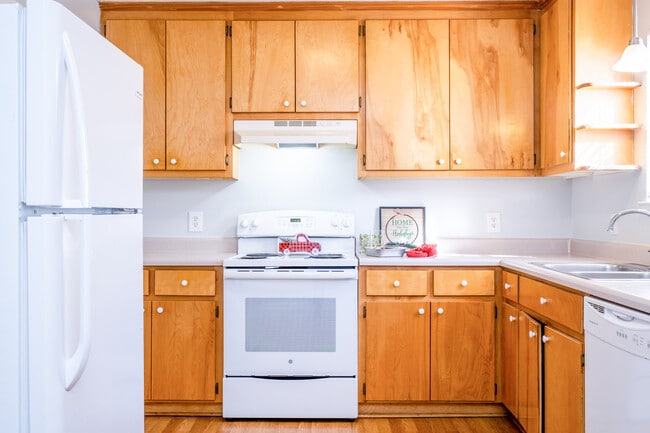 Building Photo - Madison Pointe Rental