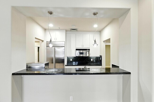 Building Photo - 914 Main St