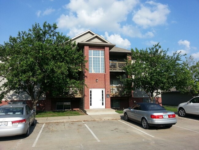 Building Photo - 2-bedroom, 1-bath condo on Holiday Rd Unit 302