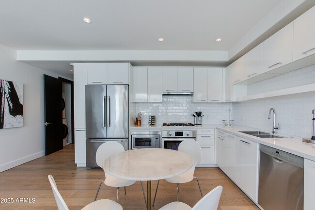 Photo - 4422 N 75th St Unidad 5005