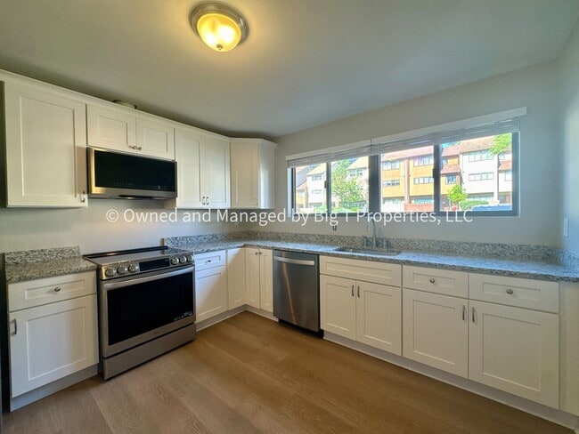 Photo - Beautifully updated huge townhouse in Wood...