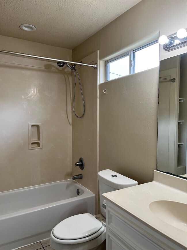 Photo - 321 Holiday St