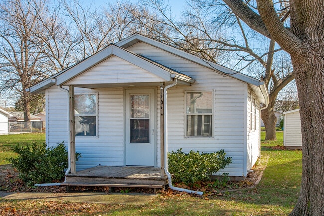Cozy one bedroom house - 1404 N Kankakee St