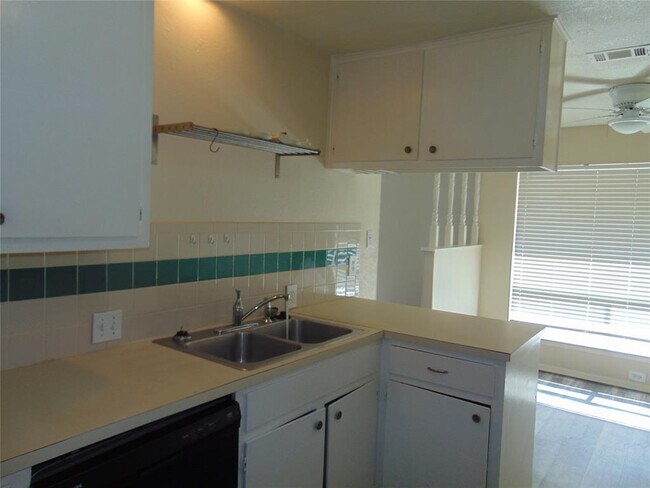 Photo - 317 Craigmont Dr