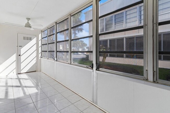 Building Photo - 115 Capri B Unit 115