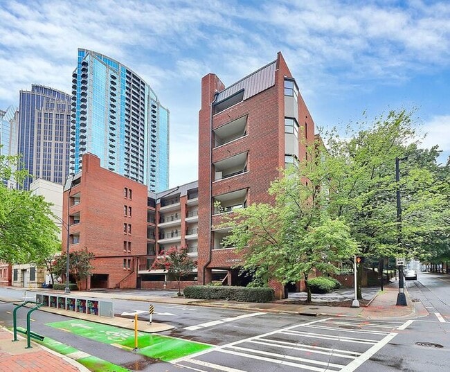 Building Photo - 2BD/2BA Condo at Churchill in Uptown Charlotte! Unit APT 20