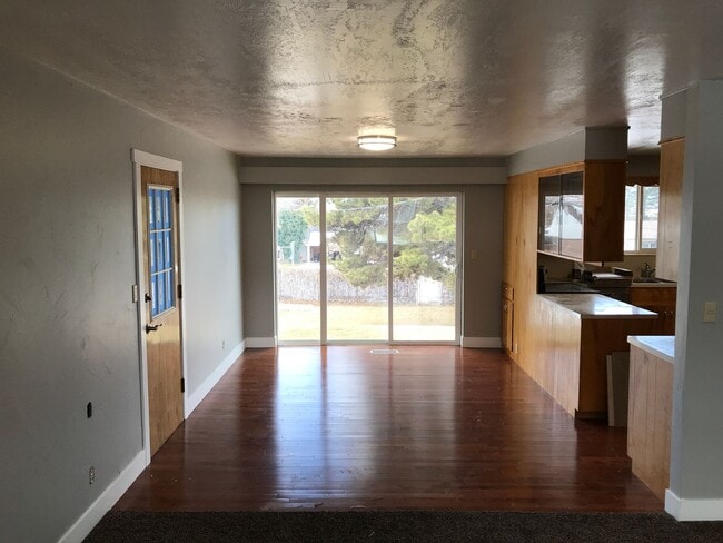 Photo - Spacious 5-Bedroom Home with Large Yard in Centerville!