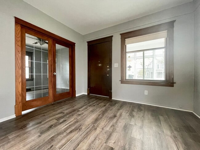 Building Photo - Bright and Charming 5 Bedroom 1.5 Bathroom... Rental