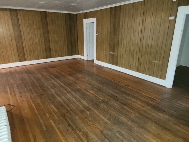 Photo - 415 NE Oak St