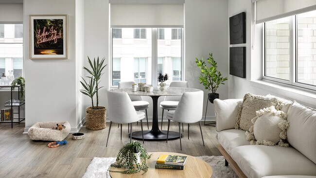 Sala de estar del apartamento con pisos de madera.