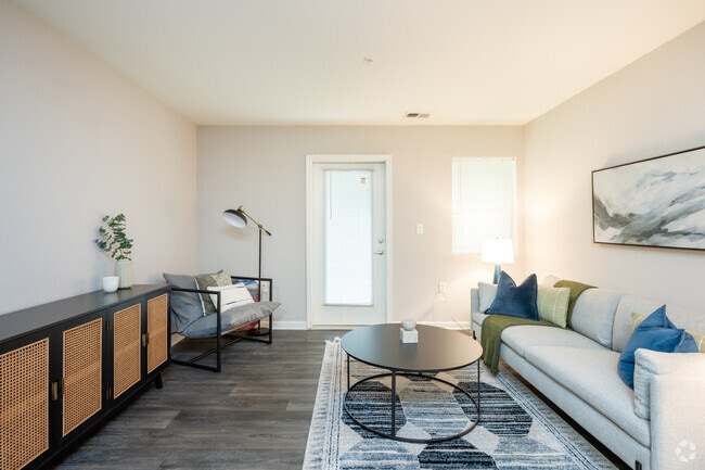 2BR, 2BA - 967SF