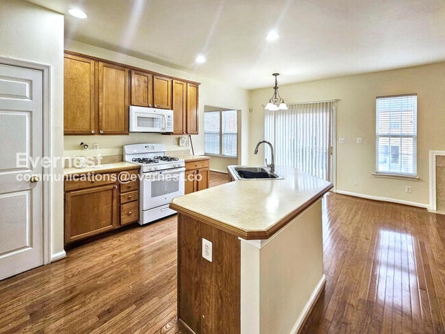 Photo - 115 Executive Cir