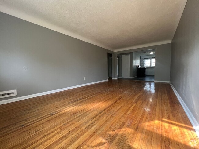 Building Photo - Beautiful 3 bedroom 2 bath + Den/office to... Rental