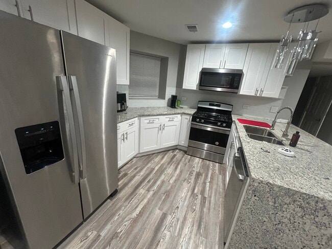 Gourmet kitchen - 6420 S Saint Lawrence Ave Unit Garden