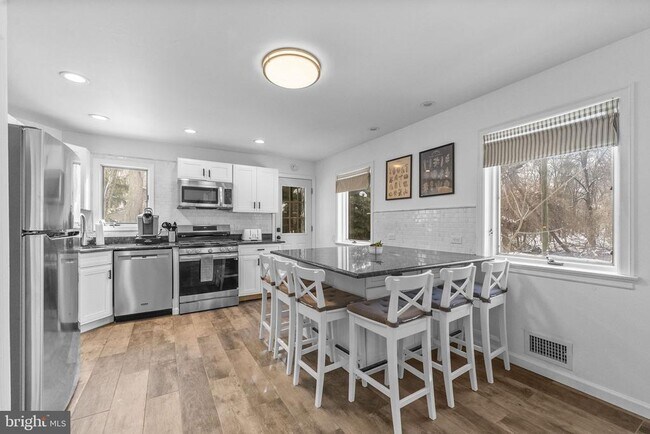 Photo - 191 Lakeshore Dr