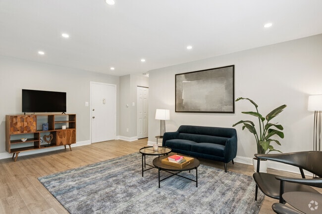 1BR, 1BA - 733SF - Living Room