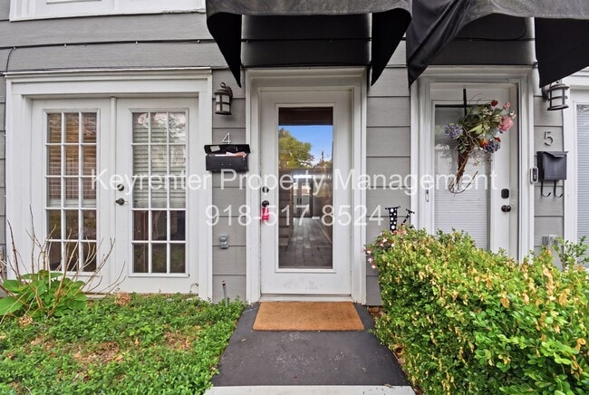 Building Photo - 2 Bed 2.5 Bath Right off Cherry Street!!